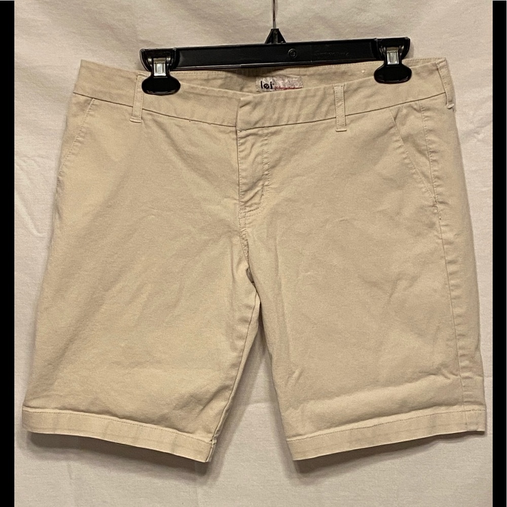• Lei Bermuda Tan Shorts